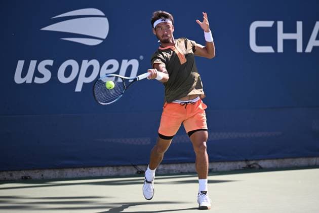 (250827) -- NEW YORK, Aug. 27, 2025 -- Bu Yunchaokete of China hits a return during the men s singles first round match against Valentin Royer of France at the 2025 US Open tennis championships in New York, the United States, on Aug. 25, 2025. ) (SP)U.S.-NEW YORK-TENNIS-US OPEN-MEN S SINGLES LixRui 
