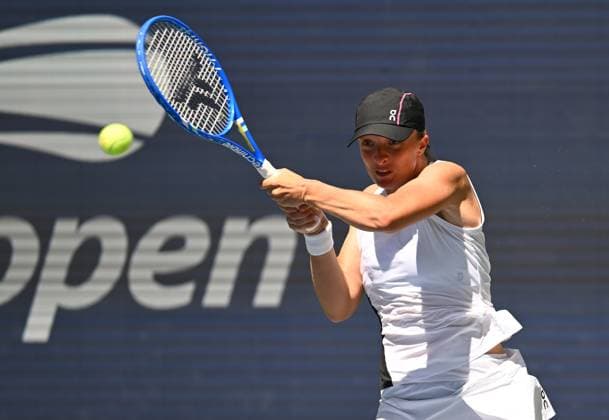 (250827) -- NEW YORK, Aug. 27, 2025 -- Iga Swiatek of Poland hits a return during the women s singles first round match against Emiliana Arango of Colombia at the 2025 US Open tennis championships in New York, the United States, on Aug. 26, 2025. ) (SP)U.S.-NEW YORK-TENNIS-US OPEN-WOMEN S SINGLES LixRui 