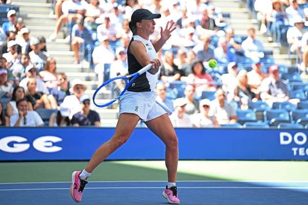 (250827) -- NEW YORK, Aug. 27, 2025 -- Iga Swiatek of Poland hits a return during the women s singles first round match against Emiliana Arango of Colombia at the 2025 US Open tennis championships in New York, the United States, on Aug. 26, 2025. ) (SP)U.S.-NEW YORK-TENNIS-US OPEN-WOMEN S SINGLES LixRui 