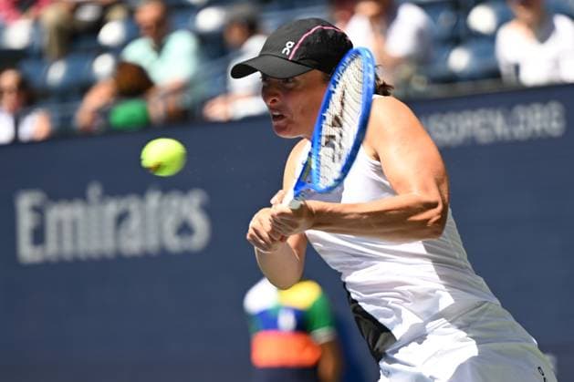 (250827) -- NEW YORK, Aug. 27, 2025 -- Iga Swiatek of Poland hits a return during the women s singles first round match against Emiliana Arango of Colombia at the 2025 US Open tennis championships in New York, the United States, on Aug. 26, 2025. ) (SP)U.S.-NEW YORK-TENNIS-US OPEN-WOMEN S SINGLES LixRui 