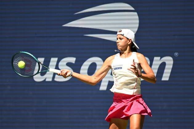 (250827) -- NEW YORK, Aug. 27, 2025 -- Emiliana Arango of Colombia hits a return during the women s singles first round match against Iga Swiatek of Poland at the 2025 US Open tennis championships in New York, the United States, on Aug. 26, 2025. ) (SP)U.S.-NEW YORK-TENNIS-US OPEN-WOMEN S SINGLES LixRui 