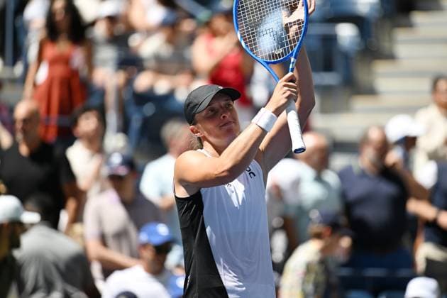 (250827) -- NEW YORK, Aug. 27, 2025 -- Iga Swiatek gestures to audience after the women s singles first round match against Emiliana Arango of Colombia at the 2025 US Open tennis championships in New York, the United States, on Aug. 26, 2025. ) (SP)U.S.-NEW YORK-TENNIS-US OPEN-WOMEN S SINGLES LixRui 
