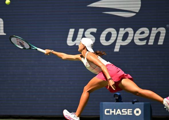 (250827) -- NEW YORK, Aug. 27, 2025 -- Emiliana Arango of Colombia hits a return during the women s singles first round match against Iga Swiatek of Poland at the 2025 US Open tennis championships in New York, the United States, on Aug. 26, 2025. ) (SP)U.S.-NEW YORK-TENNIS-US OPEN-WOMEN S SINGLES LixRui 