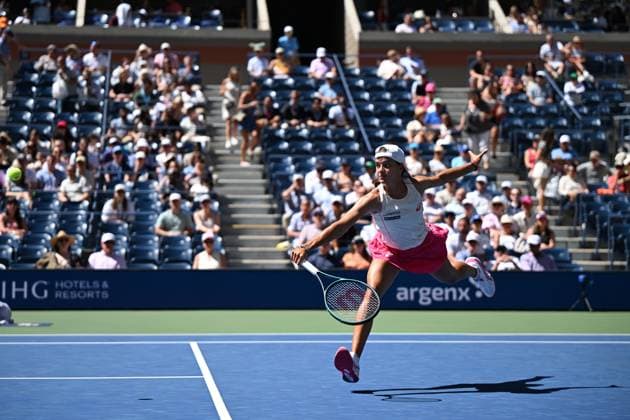 (250827) -- NEW YORK, Aug. 27, 2025 -- Emiliana Arango of Colombia hits a return during the women s singles first round match against Iga Swiatek of Poland at the 2025 US Open tennis championships in New York, the United States, on Aug. 26, 2025. ) (SP)U.S.-NEW YORK-TENNIS-US OPEN-WOMEN S SINGLES LixRui 