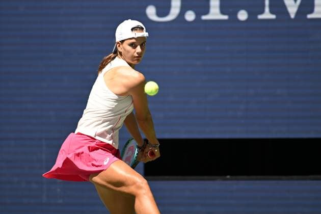 (250827) -- NEW YORK, Aug. 27, 2025 -- Emiliana Arango of Colombia hits a return during the women s singles first round match against Iga Swiatek of Poland at the 2025 US Open tennis championships in New York, the United States, on Aug. 26, 2025. ) (SP)U.S.-NEW YORK-TENNIS-US OPEN-WOMEN S SINGLES LixRui 