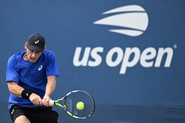 (250827) -- NEW YORK, Aug. 27, 2025 -- Valentin Royer of France hits a return during the men s singles first round match against Bu Yunchaokete of China at the 2025 US Open tennis championships in New York, the United States, on Aug. 25, 2025. ) (SP)U.S.-NEW YORK-TENNIS-US OPEN-MEN S SINGLES LixRui 