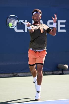 (250827) -- NEW YORK, Aug. 27, 2025 -- Bu Yunchaokete of China hits a return during the men s singles first round match against Valentin Royer of France at the 2025 US Open tennis championships in New York, the United States, on Aug. 25, 2025. ) (SP)U.S.-NEW YORK-TENNIS-US OPEN-MEN S SINGLES LixRui 