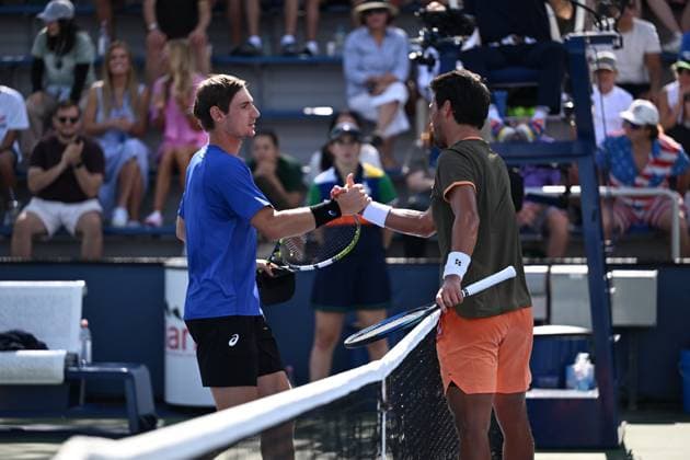 (250827) -- NEW YORK, Aug. 27, 2025 -- Valentin Royer (L) of France shakes hands with Bu Yunchaokete of China after their men s singles first round match at the 2025 US Open tennis championships in New York, the United States, on Aug. 25, 2025. ) (SP)U.S.-NEW YORK-TENNIS-US OPEN-MEN S SINGLES LixRui 