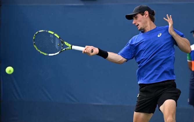 (250827) -- NEW YORK, Aug. 27, 2025 -- Valentin Royer of France hits a return during the men s singles first round match against Bu Yunchaokete of China at the 2025 US Open tennis championships in New York, the United States, on Aug. 25, 2025. ) (SP)U.S.-NEW YORK-TENNIS-US OPEN-MEN S SINGLES LixRui 
