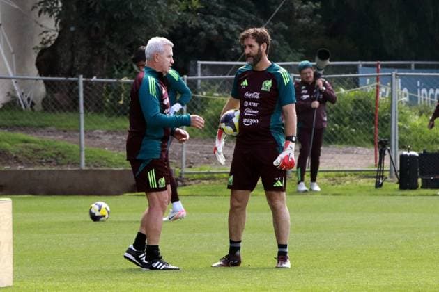 Fußball, Nationalteam Mexiko Training Mexican National Soccer Team Training In Mexico City Mexican national team, Nationalteam head coach Javier Aguirre and goalkeeping coach Jose Francisco Joseba Ituarte talk during the Mexican National Team s training session at the High Performance Center (CAR) of the Mexican Football Federation in Mexico City, Mexico, on August 26, 2025. The Mexican National Team continues its preparation at the High Performance Center (CAR) on the second day of the microcycle prior to the next FIFA date. MÃ xico City Mexico  Copyright: xJosexLuisxToralesx originalFilename:torales-notitle250826_np4RX.jpg
