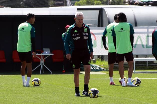 Fußball, Nationalteam Mexiko Training Mexican National Soccer Team Training In Mexico City Javier Aguirre, technical director of the Mexican National Soccer Team, is seen during the team s training session at the High Performance Center (CAR) of the Mexican Football Federation in Mexico City, Mexico, on August 26, 2025. The Mexican national team, Nationalteam continues its preparation at the High Performance Center (CAR) on the second day of the microcycle prior to the next FIFA Date. MÃ xico City Mexico  Copyright: xJosexLuisxToralesx originalFilename:torales-notitle250826_npCkD.jpg