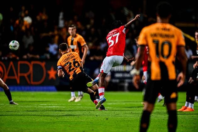 Cambridge United v Charlton Athletic - Carabao Cup Second Round Ibrahim Fullah (37 Charlton Athletic) shoots and scores Charlton s first goal during the Carabao Cup match between Cambridge United and Charlton Athletic at the Cledara Abbey Stadium in Cambridge, on August 26, 2025. Cambridge Cambridgeshire United Kingdom  Copyright: xMIxNewsx originalFilename:fletcher-cambridg250826_npope.jpg