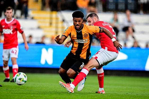 Cambridge United v Charlton Athletic - Carabao Cup Second Round Elias Kachunga (10 Cambridge United) is challenged by Macaulay Gilesphey (3 Charlton Athletic) during the Carabao Cup match between Cambridge United and Charlton Athletic at the Cledara Abbey Stadium in Cambridge, United Kingdom, on August 26, 2025. Cambridge Cambridgeshire United Kingdom  Copyright: xMIxNewsx originalFilename:fletcher-cambridg250826_npPPc.jpg