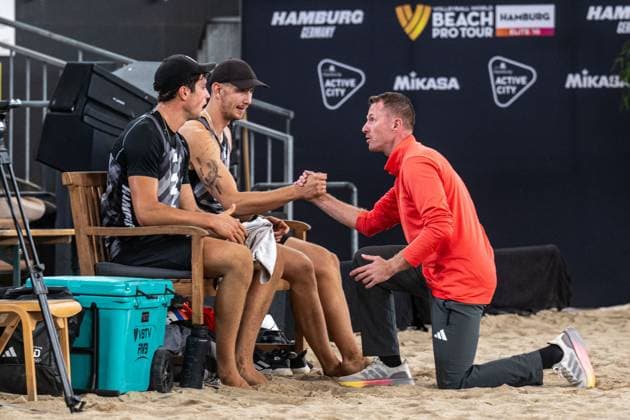 Beach Pro Tour Elite 16 Hamburg, 27 08 2025 Sven Winter Player No 2, GER , Lukas Pfretzschner L Player No 1, Thomas Kaczmarek Coach Beach Pro Tour Elite 16 Hamburg on 27 08 2025 Copyright: xBEAUTIFULxSPORTS PeterxWeberx