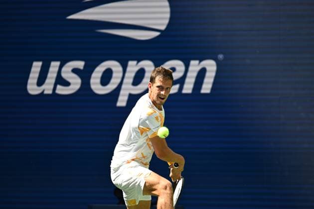 (250827) -- NEW YORK, Aug. 27, 2025 -- Vit Kopriva of the Czech Republic returns a shot during the men s singles first round match against Jannik Sinner of Italy at the 2025 US Open tennis championships in New York, the United States, on Aug. 26, 2025. ) (SP)U.S.-NEW YORK-TENNIS-US OPEN-MEN S SINGLES LixRui 