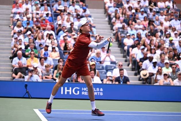 (250827) -- NEW YORK, Aug. 27, 2025 -- Jannik Sinner of Italy returns a shot during the men s singles first round match against Vit Kopriva of the Czech Republic at the 2025 US Open tennis championships in New York, the United States, on Aug. 26, 2025. ) (SP)U.S.-NEW YORK-TENNIS-US OPEN-MEN S SINGLES LixRui 