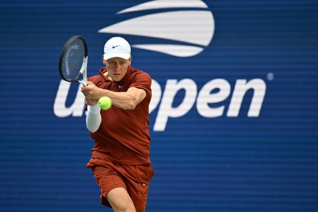 (250827) -- NEW YORK, Aug. 27, 2025 -- Jannik Sinner of Italy returns a shot during the men s singles first round match against Vit Kopriva of the Czech Republic at the 2025 US Open tennis championships in New York, the United States, on Aug. 26, 2025. ) (SP)U.S.-NEW YORK-TENNIS-US OPEN-MEN S SINGLES LixRui 