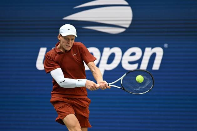(250827) -- NEW YORK, Aug. 27, 2025 -- Jannik Sinner of Italy returns a shot during the men s singles first round match against Vit Kopriva of the Czech Republic at the 2025 US Open tennis championships in New York, the United States, on Aug. 26, 2025. ) (SP)U.S.-NEW YORK-TENNIS-US OPEN-MEN S SINGLES LixRui 
