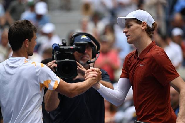 (250827) -- NEW YORK, Aug. 27, 2025 -- Jannik Sinner (R) of Italy shakes hands with Vit Kopriva of the Czech Republic after their men s singles first round match at the 2025 US Open tennis championships in New York, the United States, on Aug. 26, 2025. ) (SP)U.S.-NEW YORK-TENNIS-US OPEN-MEN S SINGLES LixRui 