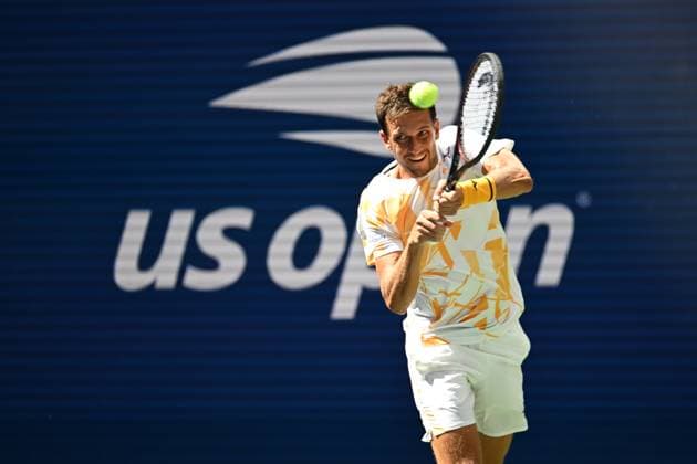 (250827) -- NEW YORK, Aug. 27, 2025 -- Vit Kopriva of the Czech Republic returns a shot during the men s singles first round match against Jannik Sinner of Italy at the 2025 US Open tennis championships in New York, the United States, on Aug. 26, 2025. ) (SP)U.S.-NEW YORK-TENNIS-US OPEN-MEN S SINGLES LixRui 