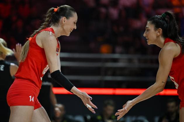 Turkiye v Canada - FIVB Women’s World Volleyball Championship NAKHON RATCHASIMA, THAILAND - AUGUST 27: Eda Erdem Dundar (L), and Yaprak Erkek (R) of Turkiye celebrate after a point during the FIVB Women s Volleyball World Championship, WM, Weltmeisterschaft match between Turkiye and Canada at Korat Chatchai Hall in Nakhon Ratchasima, Thailand, on August 27, 2025. Mustafa Hatipoglu Anadolu Nakhon Ratchasima Thailand. Editorial use only. Please get in touch for any other usage.  Copyright: x2025xAnadoluxMustafaxHatipoglux