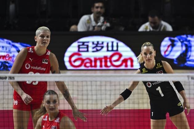 Turkiye v Canada - FIVB Women’s World Volleyball Championship NAKHON RATCHASIMA, THAILAND - AUGUST 27: Ebrar Karakurt (L) and Gizem Orge (R) of Turkiye celebrate after scoring a point during the FIVB Women s Volleyball World Championship, WM, Weltmeisterschaft match between Turkiye and Canada at Korat Chatchai Hall in Nakhon Ratchasima, Thailand, on August 27, 2025. Mustafa Hatipoglu Anadolu Nakhon Ratchasima Thailand. Editorial use only. Please get in touch for any other usage.  Copyright: x2025xAnadoluxMustafaxHatipoglux