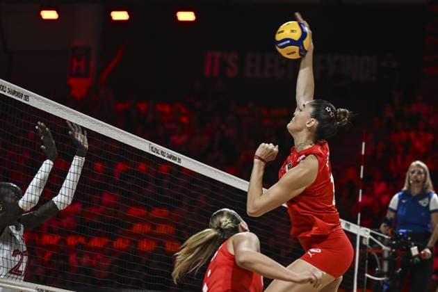 Turkiye v Canada - FIVB Women’s World Volleyball Championship NAKHON RATCHASIMA, THAILAND - AUGUST 27: Zehra Gunes (18) of Turkiye in action against Nyadholi Thokbuom (27) of Canada during the FIVB Women s Volleyball World Championship, WM, Weltmeisterschaft match between Turkiye and Canada at Korat Chatchai Hall in Nakhon Ratchasima, Thailand, on August 27, 2025. Mustafa Hatipoglu Anadolu Nakhon Ratchasima Thailand. Editorial use only. Please get in touch for any other usage.  Copyright: x2025xAnadoluxMustafaxHatipoglux