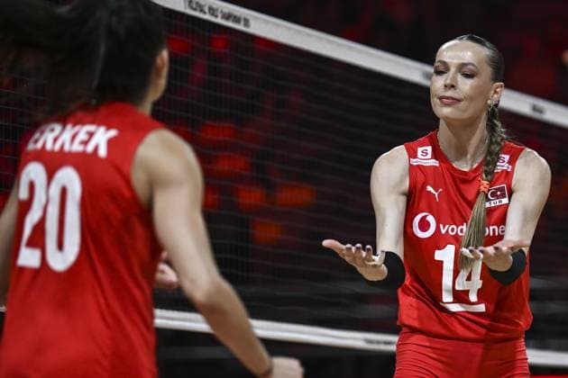 Turkiye v Canada - FIVB Women’s World Volleyball Championship NAKHON RATCHASIMA, THAILAND - AUGUST 27: Eda Erdem Dundar (14) and Yaprak Erkek (20) of Turkiye celebrate after scoring a point during the FIVB Women s Volleyball World Championship, WM, Weltmeisterschaft match between Turkiye and Canada at Korat Chatchai Hall in Nakhon Ratchasima, Thailand, on August 27, 2025. Mustafa Hatipoglu Anadolu Nakhon Ratchasima Thailand. Editorial use only. Please get in touch for any other usage.  Copyright: x2025xAnadoluxMustafaxHatipoglux