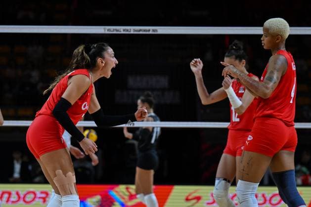 Turkiye v Canada - FIVB Women’s World Volleyball Championship NAKHON RATCHASIMA, THAILAND - AUGUST 27: Melissa Teresa Vargas (4) and Hande Baladin (7) of Turkiye celebrate after scoring a point during the FIVB Women s Volleyball World Championship, WM, Weltmeisterschaft match between Turkiye and Canada at Korat Chatchai Hall in Nakhon Ratchasima, Thailand, on August 27, 2025. Mustafa Hatipoglu Anadolu Nakhon Ratchasima Thailand. Editorial use only. Please get in touch for any other usage.  Copyright: x2025xAnadoluxMustafaxHatipoglux