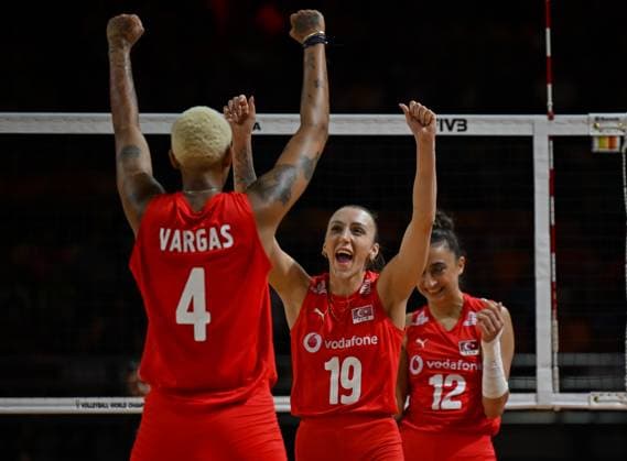 Turkiye v Canada - FIVB Women’s World Volleyball Championship NAKHON RATCHASIMA, THAILAND - AUGUST 27: Melissa Teresa Vargas (4), Asli Kalac (19) and Elif Sahin (12 of Turkiye celebrate after scoring a point during the FIVB Women s Volleyball World Championship, WM, Weltmeisterschaft match between Turkiye and Canada at Korat Chatchai Hall in Nakhon Ratchasima, Thailand, on August 27, 2025. Mustafa Hatipoglu Anadolu Nakhon Ratchasima Thailand. Editorial use only. Please get in touch for any other usage.  Copyright: x2025xAnadoluxMustafaxHatipoglux