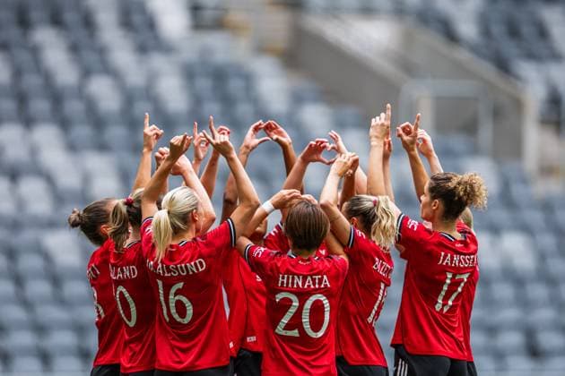 250827 Elisabeth Terland of Manchester United celebrate with her teammates after 1 0 during the UEFA Women s Champions League qualifying match between Manchester United and PSV Eindhoven on August 27, 2025 in Stockholm Photo Jonathan Näckstrand BILDBYRAN COP 94 JN0223 fotboll football soccer fotball uefa womens champions league manchester united wfc psv eindhoven dam bbeng jubel celebration  Copyright: JONATHANxNÄCKSTRAND BB250827JN004