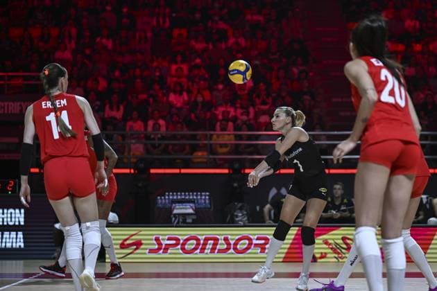 Turkiye v Canada - FIVB Women’s World Volleyball Championship NAKHON RATCHASIMA, THAILAND - AUGUST 27: Gizem Orge (1) of Turkiye in action during the FIVB Women s Volleyball World Championship, WM, Weltmeisterschaft match between Turkiye and Canada at Korat Chatchai Hall in Nakhon Ratchasima, Thailand, on August 27, 2025. Mustafa Hatipoglu Anadolu Nakhon Ratchasima Thailand. Editorial use only. Please get in touch for any other usage.  Copyright: x2025xAnadoluxMustafaxHatipoglux