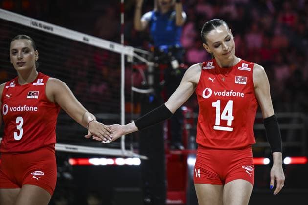 Turkiye v Canada - FIVB Women’s World Volleyball Championship NAKHON RATCHASIMA, THAILAND - AUGUST 27: Eda Erdem Dundar (14) and Cansu Ozbay (3) of Turkiye celebrate after a position during the FIVB Women s Volleyball World Championship, WM, Weltmeisterschaft match between Turkiye and Canada at Korat Chatchai Hall in Nakhon Ratchasima, Thailand, on August 27, 2025. Mustafa Hatipoglu Anadolu Nakhon Ratchasima Thailand. Editorial use only. Please get in touch for any other usage.  Copyright: x2025xAnadoluxMustafaxHatipoglux