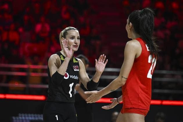 Turkiye v Canada - FIVB Women’s World Volleyball Championship NAKHON RATCHASIMA, THAILAND - AUGUST 27: Gizem Orge (1) and Yaprak Erkek (20) of Turkiye celebrate after a position during the FIVB Women s Volleyball World Championship, WM, Weltmeisterschaft match between Turkiye and Canada at Korat Chatchai Hall in Nakhon Ratchasima, Thailand, on August 27, 2025. Mustafa Hatipoglu Anadolu Nakhon Ratchasima Thailand. Editorial use only. Please get in touch for any other usage.  Copyright: x2025xAnadoluxMustafaxHatipoglux