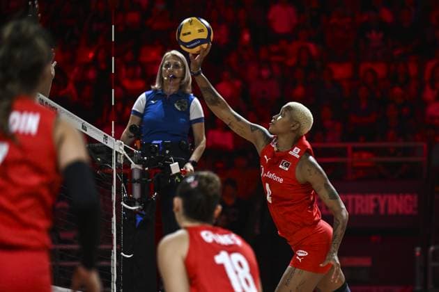 Turkiye v Canada - FIVB Women’s World Volleyball Championship NAKHON RATCHASIMA, THAILAND - AUGUST 27: Melissa Teresa Vargas (4) of Turkiye in action during the FIVB Women s Volleyball World Championship, WM, Weltmeisterschaft match between Turkiye and Canada at Korat Chatchai Hall in Nakhon Ratchasima, Thailand, on August 27, 2025. Mustafa Hatipoglu Anadolu Nakhon Ratchasima Thailand. Editorial use only. Please get in touch for any other usage.  Copyright: x2025xAnadoluxMustafaxHatipoglux