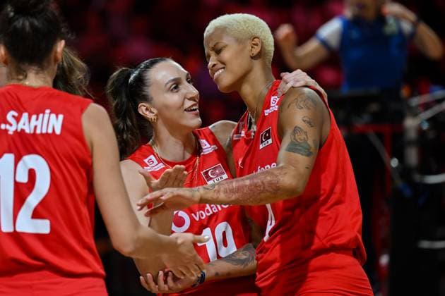 Turkiye v Canada - FIVB Women’s World Volleyball Championship NAKHON RATCHASIMA, THAILAND - AUGUST 27: Turkiye’s Melissa Teresa Vargas (4) and Asli Kalac (19) celebrate after a point during the FIVB Women s Volleyball World Championship, WM, Weltmeisterschaft match between Turkiye and Canada at Korat Chatchai Hall in Nakhon Ratchasima, Thailand, on August 27, 2025. Mustafa Hatipoglu Anadolu Nakhon Ratchasima Thailand. Editorial use only. Please get in touch for any other usage.  Copyright: x2025xAnadoluxMustafaxHatipoglux