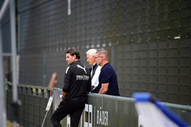 27 08 2025 Moenchengladbach Fußball, Herren, Saison 2025 2026, Training Borussia Moenchengladbach Im Gespraech v li Gerardo Seoane Trainer Gladbach , Rainer Bonhof Praesident Gladbach , Uwe Kamps Praesidiumsmitglied Gladbach DFL regulations prohibit any use of photographs as image sequences and or quasi video Borussia Park NRW Deutschland