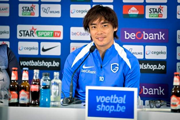 Racing Genk v Lech Poznan - UEFA Europa League Media Activities 27 08 2025 GENK, BELGIUM - AUGUST 27 : Fink Thorsten head coach and Ito Junya forward of KRC Genk talking to the press during a press conference, PK, Pressekonferenz ahead of the UEFA Europa League 2025 26 play-off round first leg between Racing Genk and Lech Poznan on August 27, 2025 in Genk, Belgium, 27 08 2025 Genk Belgium  Copyright: xSesx