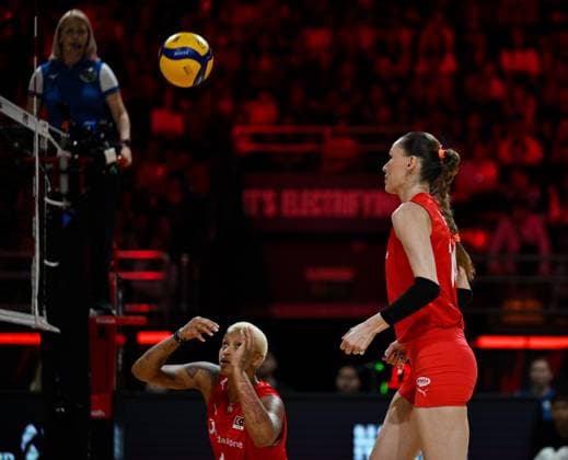 Turkiye v Canada - FIVB Women’s World Volleyball Championship NAKHON RATCHASIMA, THAILAND - AUGUST 27: Eda Erdem Dundar (14) and Melissa Teresa Vargas (4) of Turkiye in action during the FIVB Women s Volleyball World Championship, WM, Weltmeisterschaft match between Turkiye and Canada at Korat Chatchai Hall in Nakhon Ratchasima, Thailand, on August 27, 2025. Mustafa Hatipoglu Anadolu Nakhon Ratchasima Thailand. Editorial use only. Please get in touch for any other usage.  Copyright: x2025xAnadoluxMustafaxHatipoglux