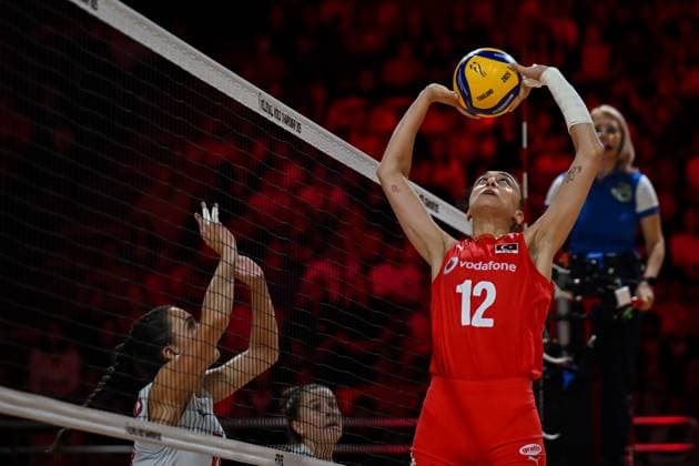 Turkiye v Canada - FIVB Women’s World Volleyball Championship NAKHON RATCHASIMA, THAILAND - AUGUST 27: Elif Sahin (12) of Turkiye in action during the FIVB Women s Volleyball World Championship, WM, Weltmeisterschaft match between Turkiye and Canada at Korat Chatchai Hall in Nakhon Ratchasima, Thailand, on August 27, 2025. Mustafa Hatipoglu Anadolu Nakhon Ratchasima Thailand. Editorial use only. Please get in touch for any other usage.  Copyright: x2025xAnadoluxMustafaxHatipoglux