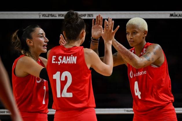 Turkiye v Canada - FIVB Women’s World Volleyball Championship NAKHON RATCHASIMA, THAILAND - AUGUST 27: Melissa Teresa Vargas (4), Elif Sahin (12) and Hande Baladin (7) of Turkiye celebrate after scoring a point during the FIVB Women s Volleyball World Championship, WM, Weltmeisterschaft match between Turkiye and Canada at Korat Chatchai Hall in Nakhon Ratchasima, Thailand, on August 27, 2025. Mustafa Hatipoglu Anadolu Nakhon Ratchasima Thailand. Editorial use only. Please get in touch for any other usage.  Copyright: x2025xAnadoluxMustafaxHatipoglux