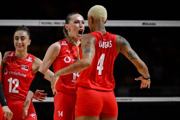 Turkiye v Canada - FIVB Women’s World Volleyball Championship NAKHON RATCHASIMA, THAILAND - AUGUST 27: Eda Erdem Dundar (14) and Melissa Teresa Vargas (4) of Turkiye celebrate after scoring a point during the FIVB Women s Volleyball World Championship, WM, Weltmeisterschaft match between Turkiye and Canada at Korat Chatchai Hall in Nakhon Ratchasima, Thailand, on August 27, 2025. Mustafa Hatipoglu Anadolu Nakhon Ratchasima Thailand. Editorial use only. Please get in touch for any other usage.  Copyright: x2025xAnadoluxMustafaxHatipoglux