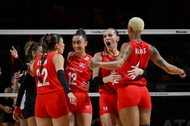 Turkiye v Canada - FIVB Women’s World Volleyball Championship NAKHON RATCHASIMA, THAILAND - AUGUST 27: The Turkish National Women s Volleyball team players celebrate after scoring a point during the FIVB Women s Volleyball World Championship, WM, Weltmeisterschaft match between Turkiye and Canada at Korat Chatchai Hall in Nakhon Ratchasima, Thailand, on August 27, 2025. Mustafa Hatipoglu Anadolu Nakhon Ratchasima Thailand. Editorial use only. Please get in touch for any other usage.  Copyright: x2025xAnadoluxMustafaxHatipoglux