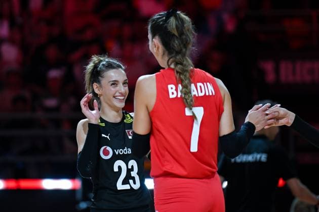 Turkiye v Canada - FIVB Women’s World Volleyball Championship NAKHON RATCHASIMA, THAILAND - AUGUST 27: Hande Baladin (7) and Eylul Akarcesme Yatgin (23) of Turkiye celebrate after a point during the FIVB Women s Volleyball World Championship, WM, Weltmeisterschaft match between Turkiye and Canada at Korat Chatchai Hall in Nakhon Ratchasima, Thailand, on August 27, 2025. Mustafa Hatipoglu Anadolu Nakhon Ratchasima Thailand. Editorial use only. Please get in touch for any other usage.  Copyright: x2025xAnadoluxMustafaxHatipoglux