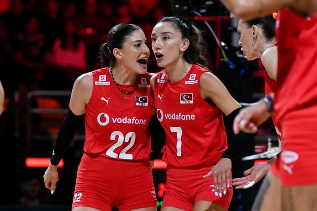 Turkiye v Canada - FIVB Women’s World Volleyball Championship NAKHON RATCHASIMA, THAILAND - AUGUST 27: Hande Baladin (7) and Ilkin Aydin (22) of Turkiye celebrate after a point during the FIVB Women s Volleyball World Championship, WM, Weltmeisterschaft match between Turkiye and Canada at Korat Chatchai Hall in Nakhon Ratchasima, Thailand, on August 27, 2025. Mustafa Hatipoglu Anadolu Nakhon Ratchasima Thailand. Editorial use only. Please get in touch for any other usage.  Copyright: x2025xAnadoluxMustafaxHatipoglux