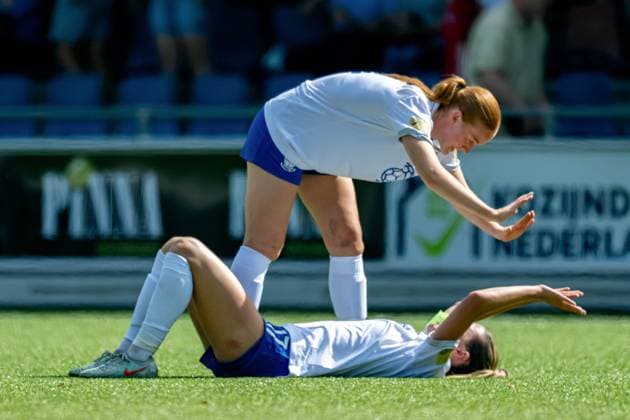 UEFA Women s Champions League Second Qualifying Round Semi-Final, Sportpark Schreurserve, Enschede, The Netherlands 27 8 2025 Athlone Town vs Breidablik Natalie McNally of Athlone Town AFC dejected after the game Natalie McNally dejected after the game 27 8 2025  Copyright: x INPHO FrankxUijlenbroekx FU1_7287-1 20250827