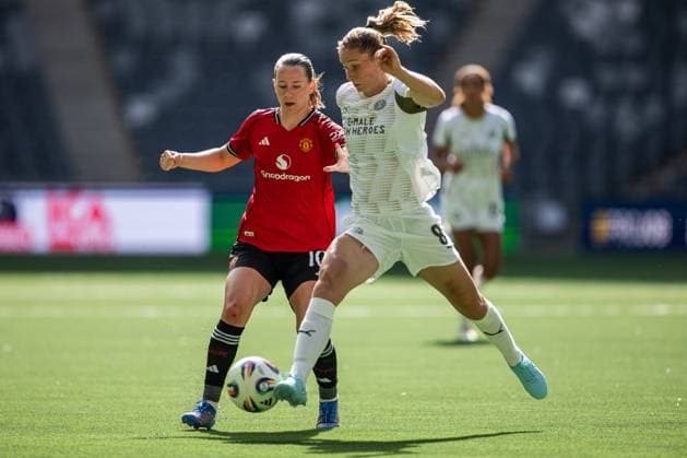 250827 Elisabeth Terland of Manchester United and Sippie Catharine Folkertsma of PSV Eindhoven during the UEFA Women s Champions League qualifying match between Manchester United and PSV Eindhoven on August 27, 2025 in Stockholm Photo Jonathan Näckstrand BILDBYRAN COP 94 JN0223 fotboll football soccer fotball uefa womens champions league manchester united wfc psv eindhoven dam bbeng  Copyright: JONATHANxNÄCKSTRAND BB250827JN079