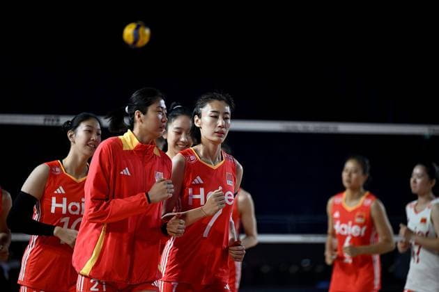 (250827) -- CHIANG MAI, Aug. 27, 2025 -- Players of China warm up before the Preliminary Phase Pool F match between China and the Dominican Republic at the Volleyball Women s World Championship, WM, Weltmeisterschaft in Chiang Mai, Thailand, Aug. 27, 2025. ) (SP)THAILAND-CHIANG MAI-VOLLEYBALL-WOMEN S WORLD CHAMPIONSHIP-CHINA VS THE DOMINICAN REPUBLIC HouxZhaokang 