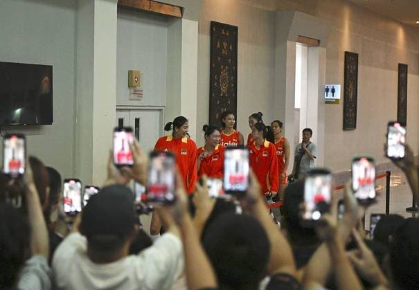(250827) -- CHIANG MAI, Aug. 27, 2025 -- Players of China walk into the court before the Preliminary Phase Pool F match between China and the Dominican Republic at the Volleyball Women s World Championship, WM, Weltmeisterschaft in Chiang Mai, Thailand, Aug. 27, 2025. ) (SP)THAILAND-CHIANG MAI-VOLLEYBALL-WOMEN S WORLD CHAMPIONSHIP-CHINA VS THE DOMINICAN REPUBLIC HouxZhaokang 