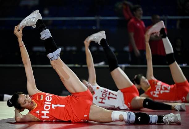 (250827) -- CHIANG MAI, Aug. 27, 2025 -- Wu Mengjie (front) of China warms up before the Preliminary Phase Pool F match between China and the Dominican Republic at the Volleyball Women s World Championship, WM, Weltmeisterschaft in Chiang Mai, Thailand, Aug. 27, 2025. ) (SP)THAILAND-CHIANG MAI-VOLLEYBALL-WOMEN S WORLD CHAMPIONSHIP-CHINA VS THE DOMINICAN REPUBLIC HouxZhaokang 